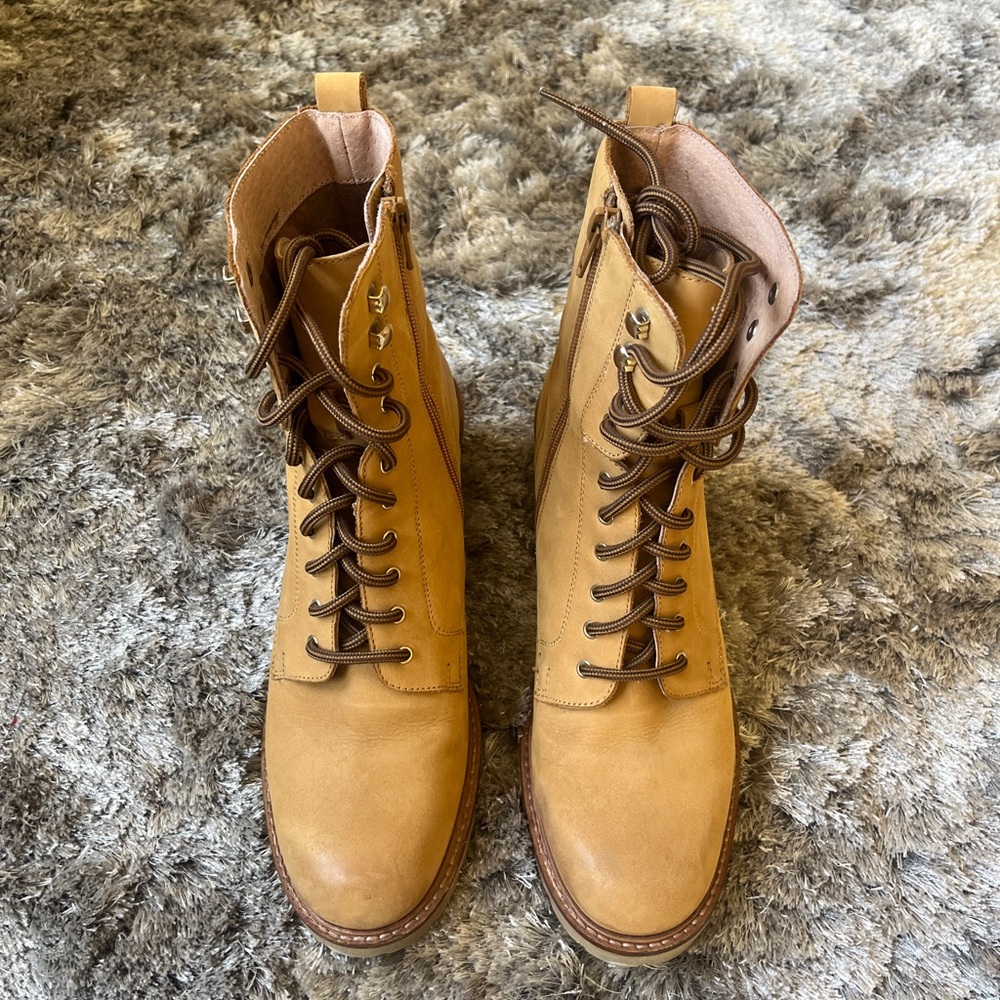 Like New Steve Madden Tan Ankle Boots size 9